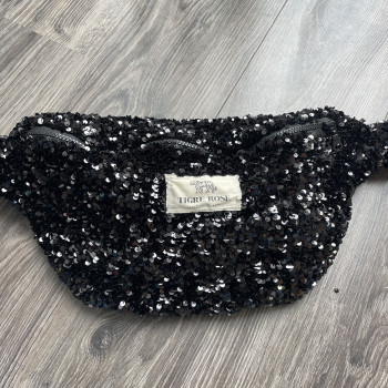 Banane en Sequins Noirs