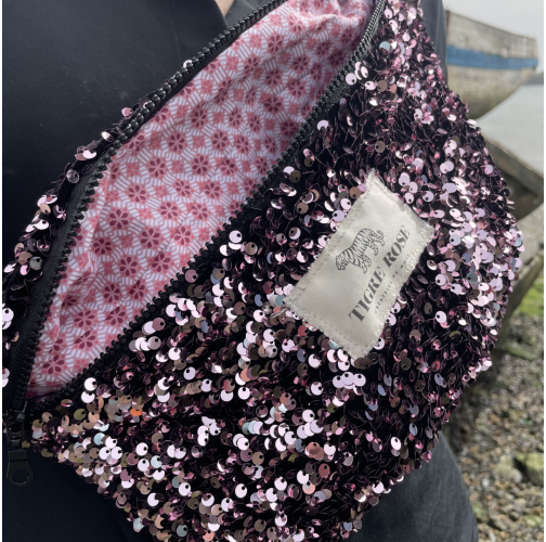 Banane en sequins roses