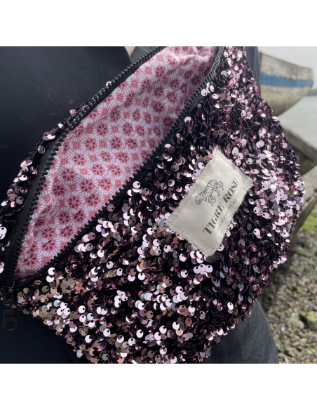 Banane en sequins roses