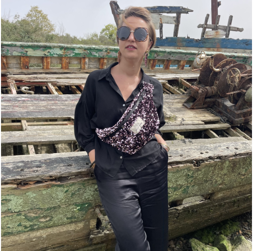 Banane en sequins roses