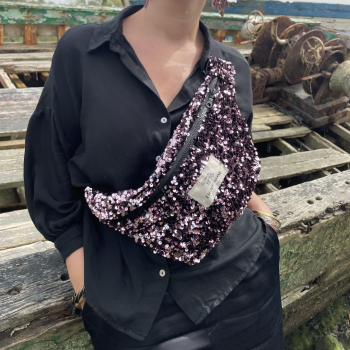 Banane en sequins roses