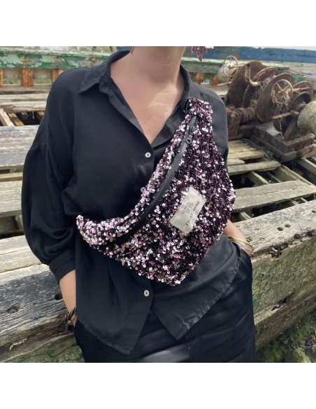 Banane en sequins roses